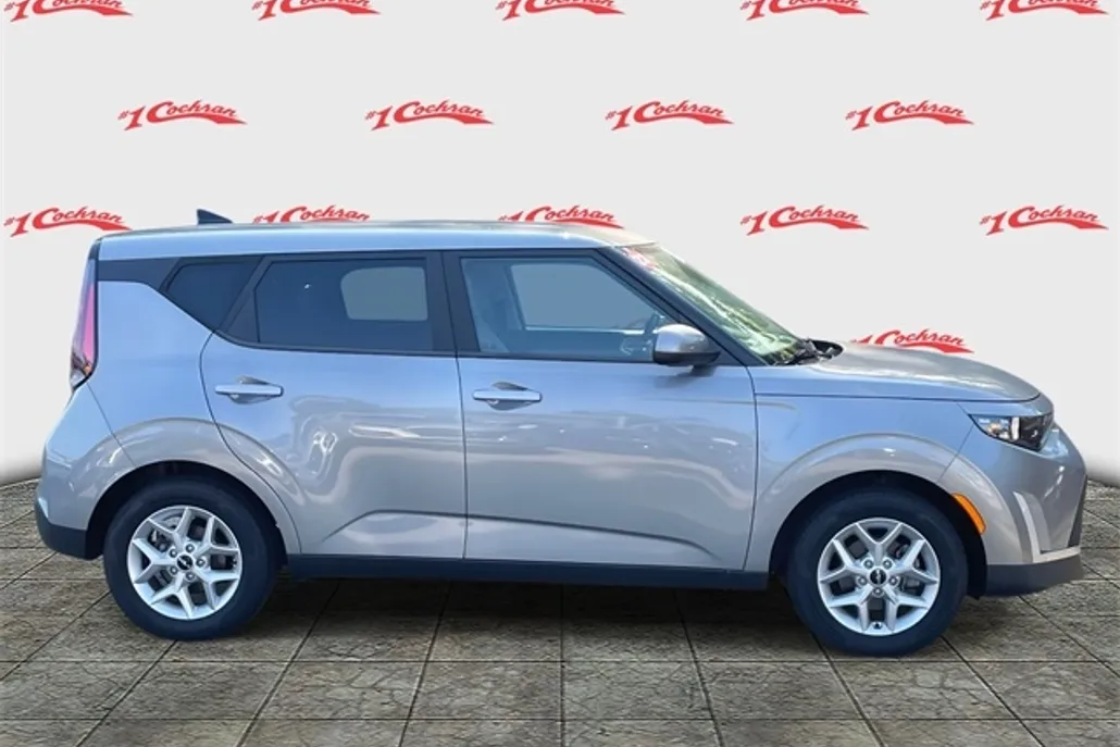 2023 Kia Soul LX photo 1