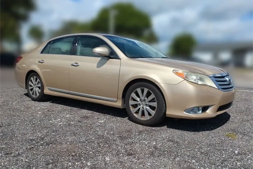 2011 Toyota Avalon Limited photo 1