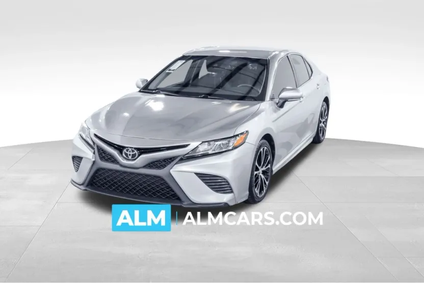 2018 Toyota Camry LE photo 1
