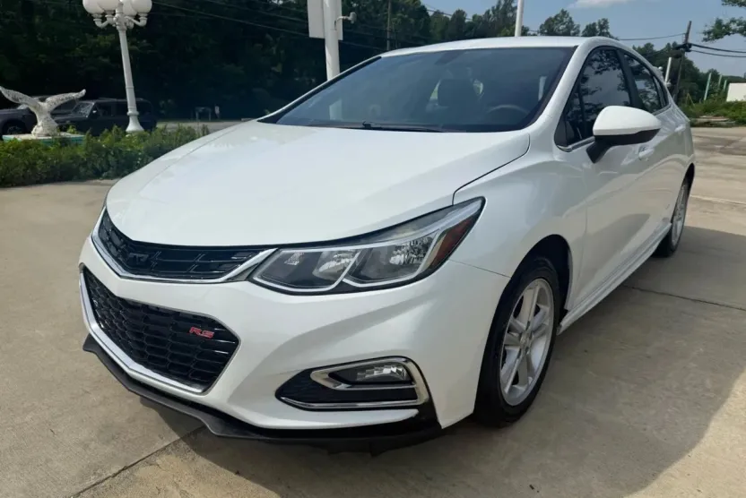 2017 Chevrolet Cruze LT photo 1