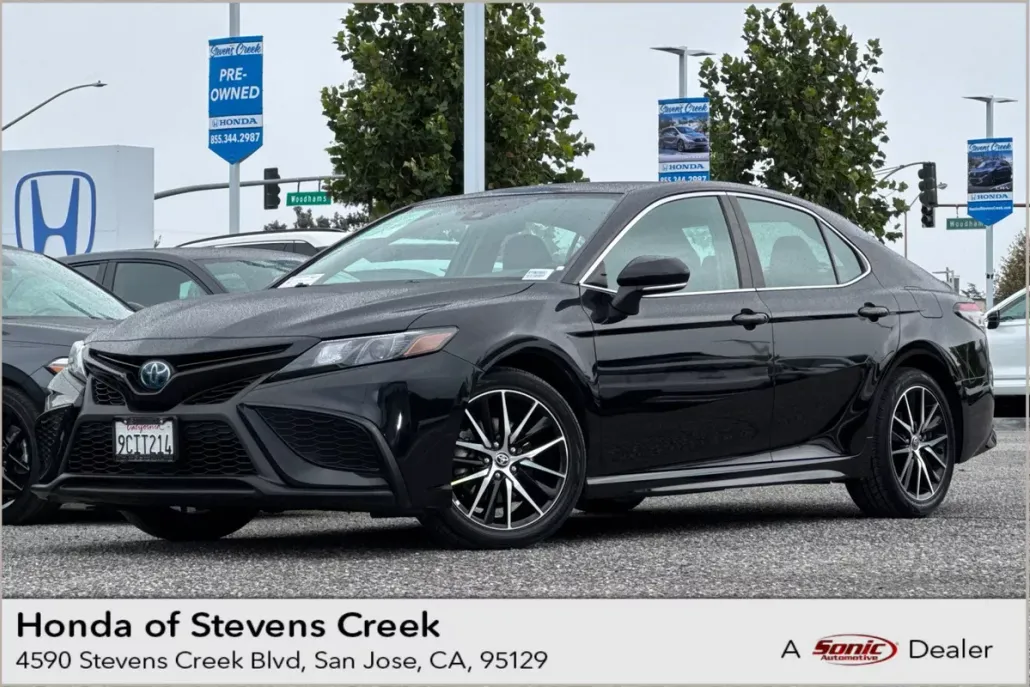 2022 Toyota Camry Hybrid SE photo 1