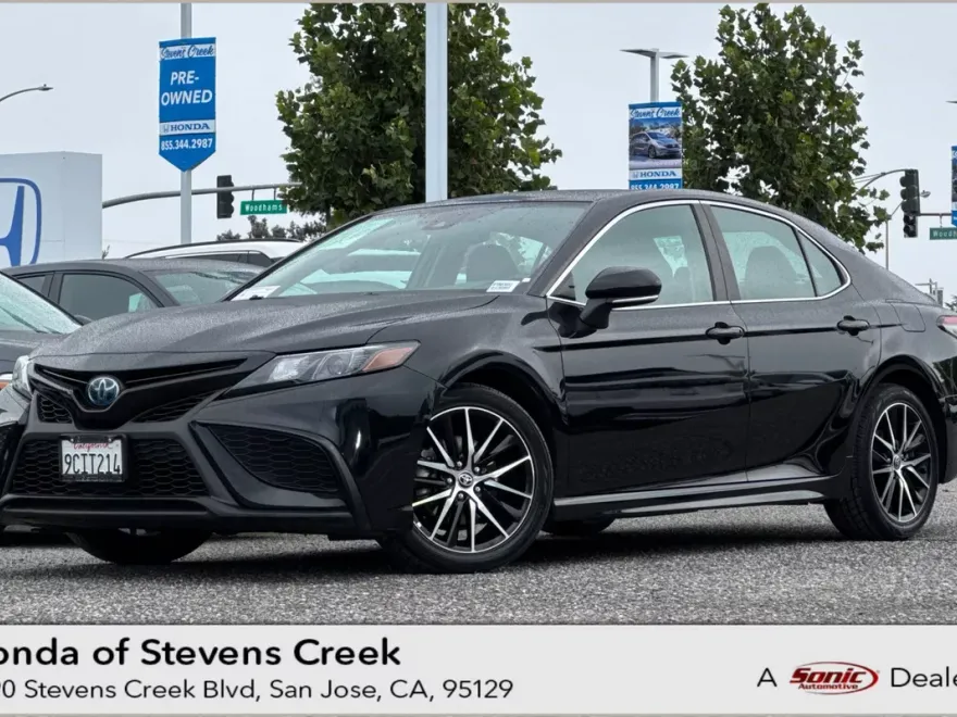 2022 Toyota Camry Hybrid SE photo 1