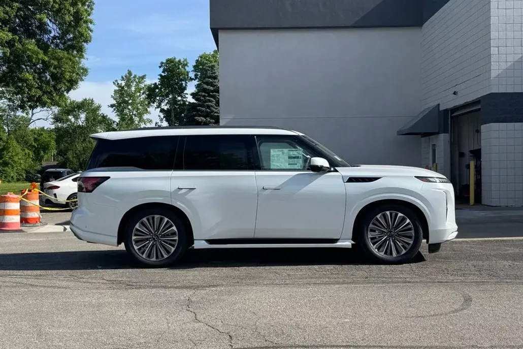 2025 Infiniti QX80 Luxe photo 1