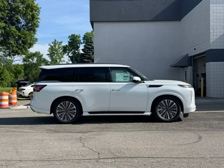 2025 Infiniti QX80 Luxe photo 1