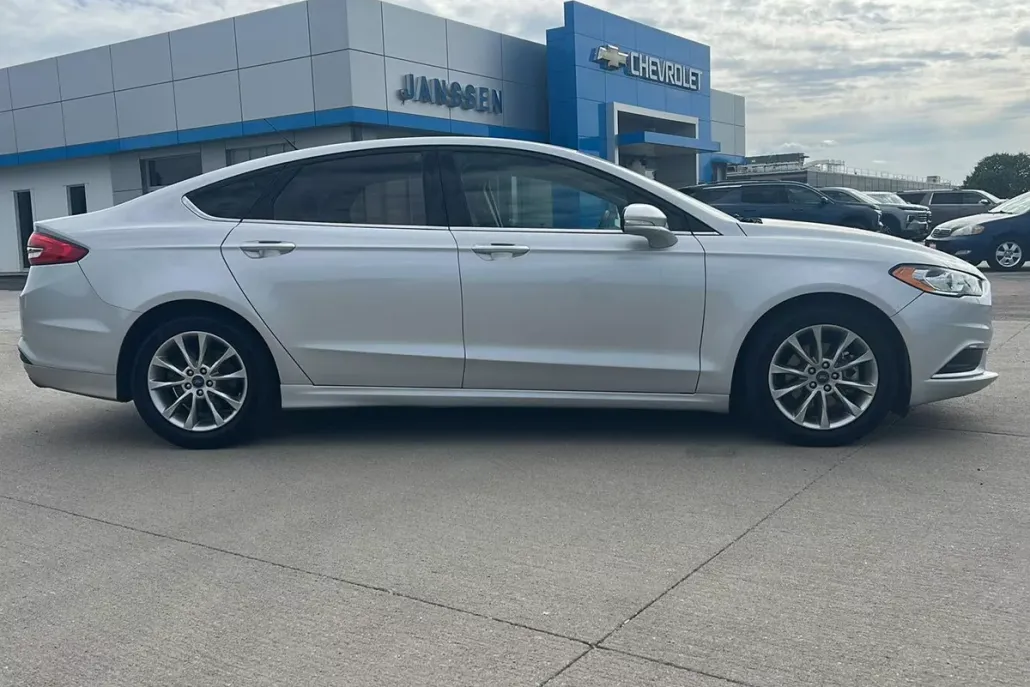 2017 Ford Fusion SE photo 1