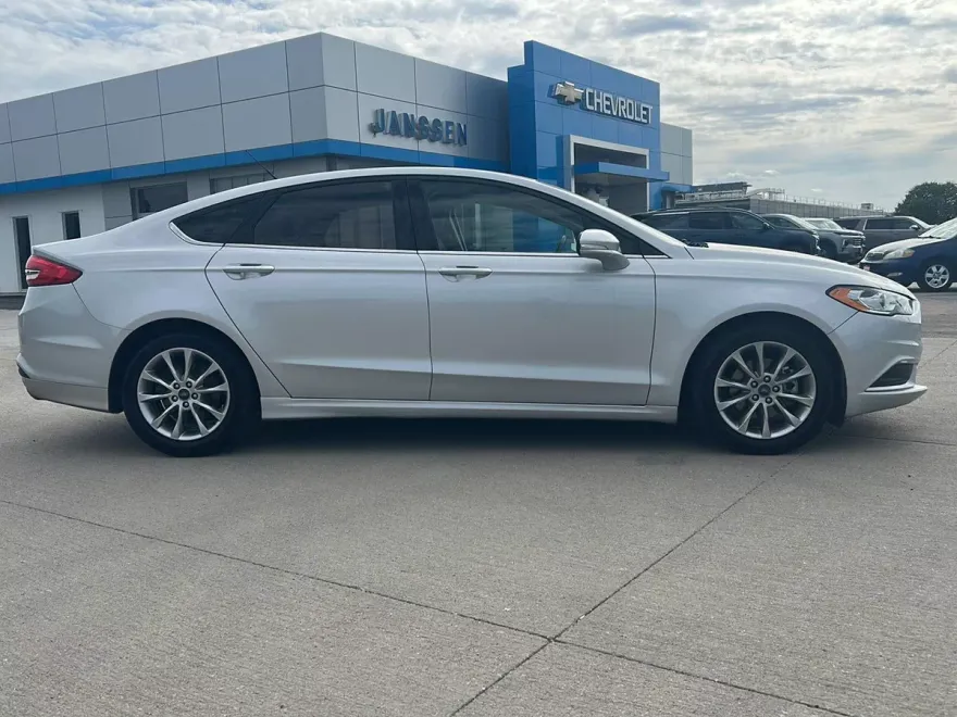 2017 Ford Fusion SE photo 1