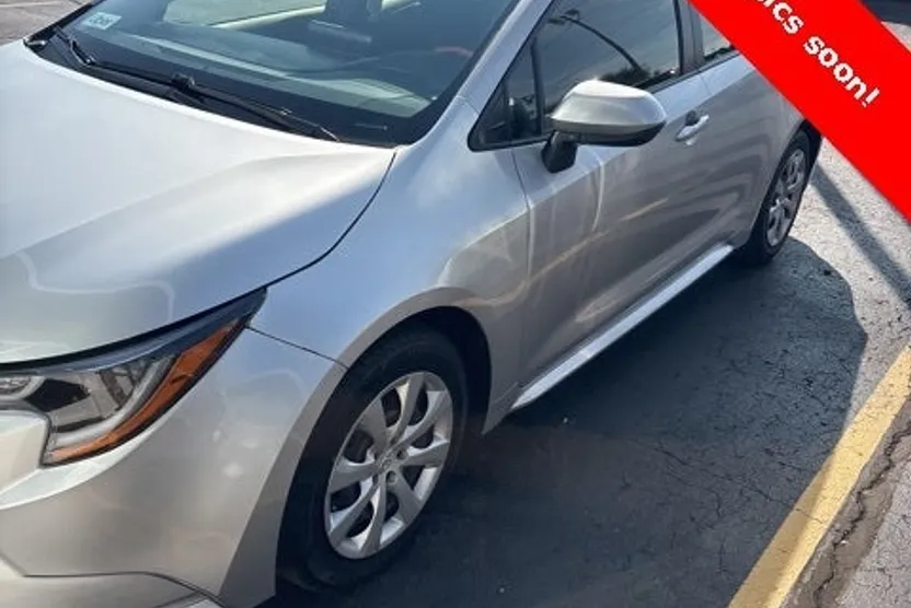 2022 Toyota Corolla LE photo 1