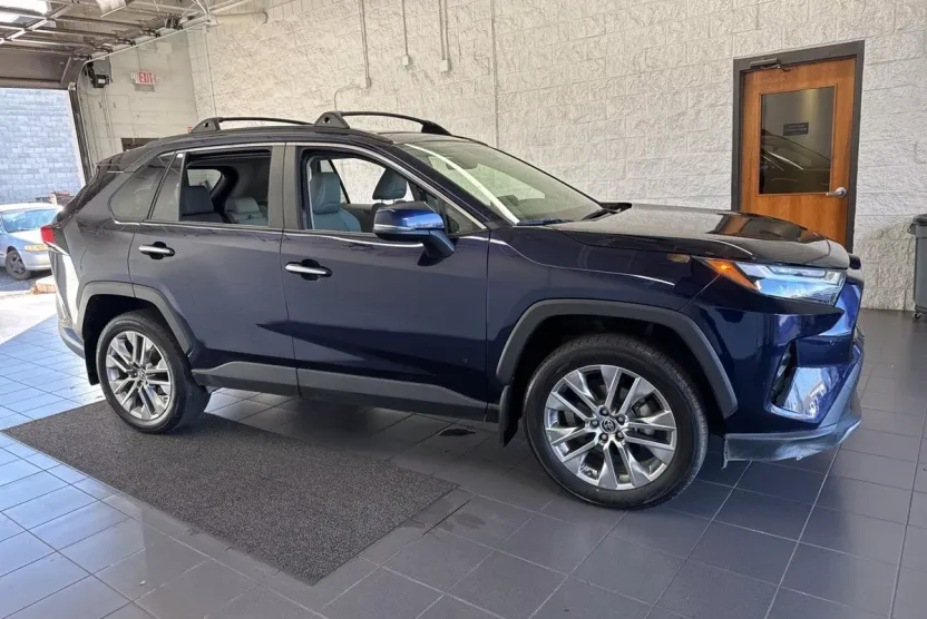 2023 Toyota RAV4 Limited photo 1