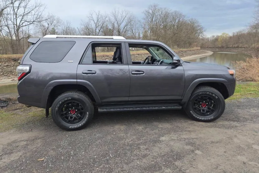 2017 Toyota 4Runner SR5 Premium photo 1