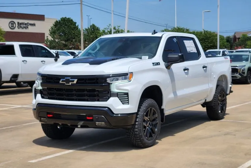 2025 Chevrolet Silverado Trail Boss LT photo 1