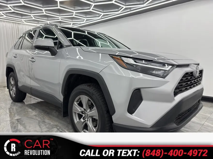 2022 Toyota RAV4 XLE photo 1