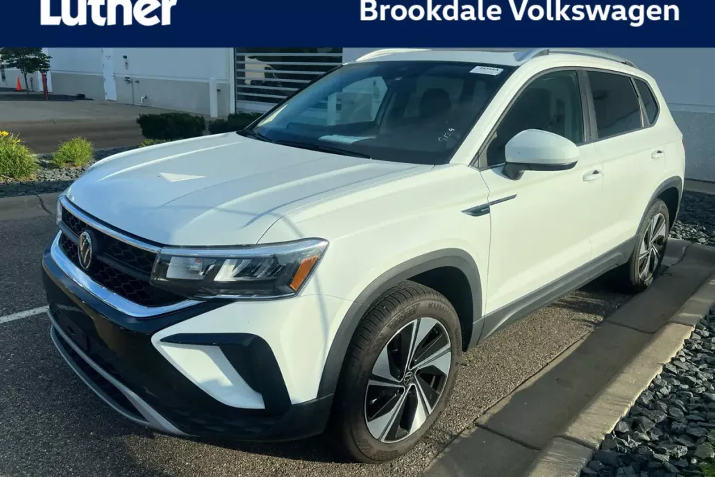 2024 Volkswagen Taos SE photo 1