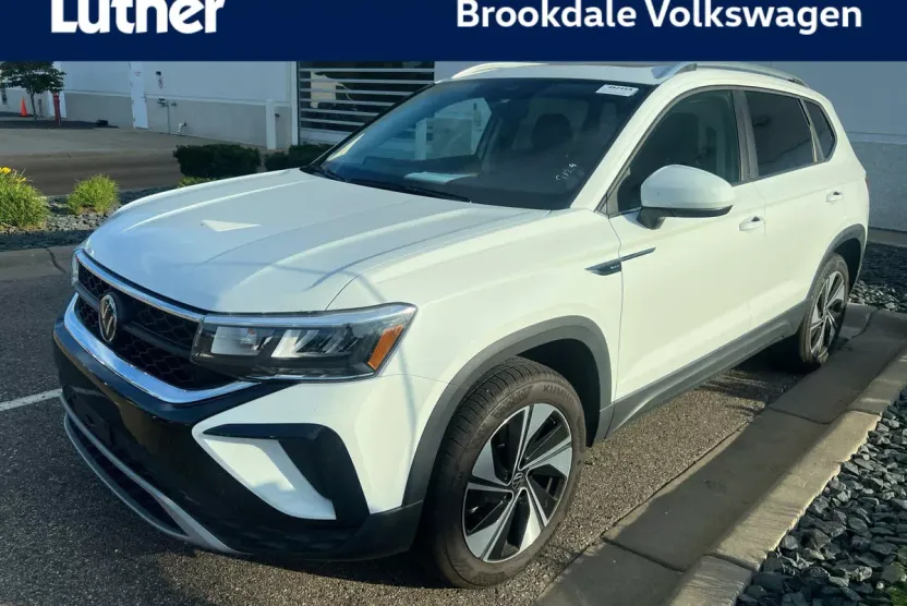 2024 Volkswagen Taos SE photo 1