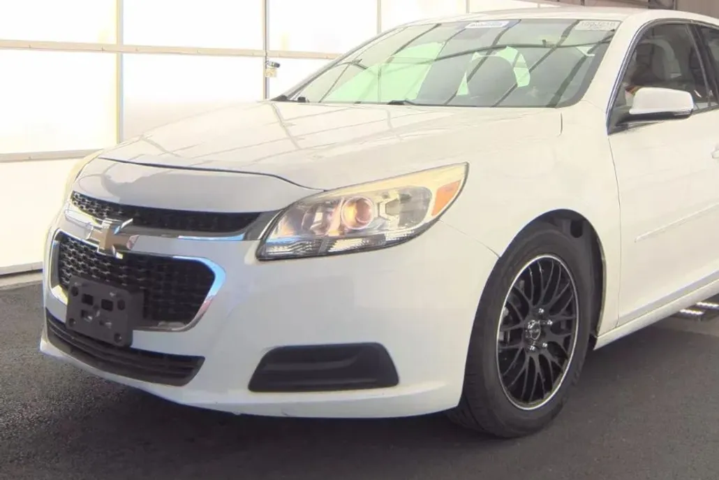 2015 Chevrolet Malibu 1LT photo 1