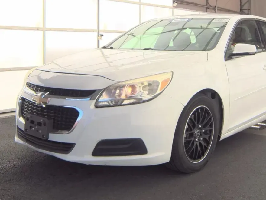 2015 Chevrolet Malibu 1LT photo 1