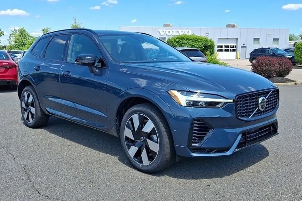 2025 Volvo XC60 Hybrid T8 Plus photo 1