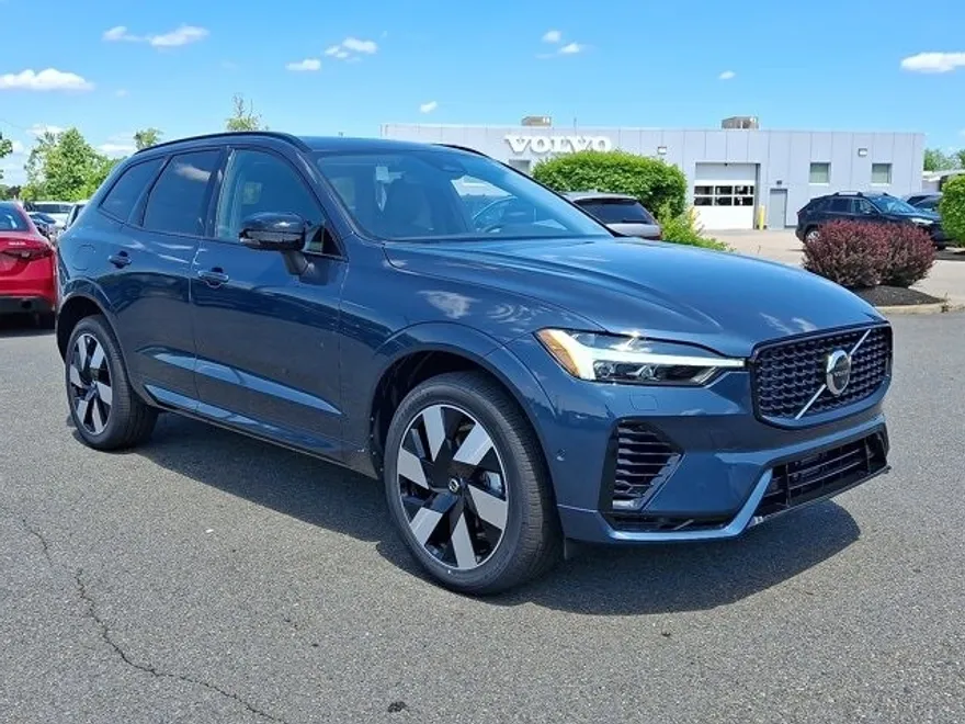 2025 Volvo XC60 Hybrid T8 Plus photo 1