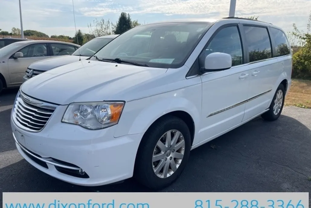 2016 Chrysler Town & Country Touring photo 1