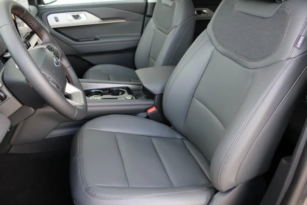 2025 Ford Explorer photo 1