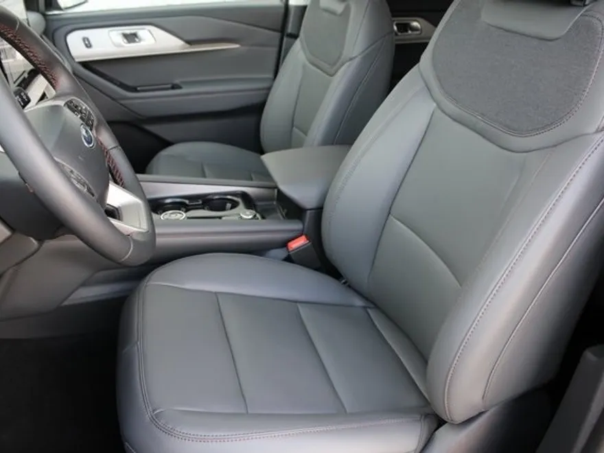 2025 Ford Explorer photo 1