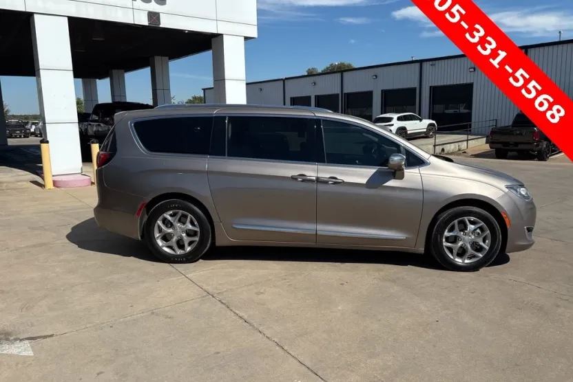 2017 Chrysler Pacifica Limited photo 1