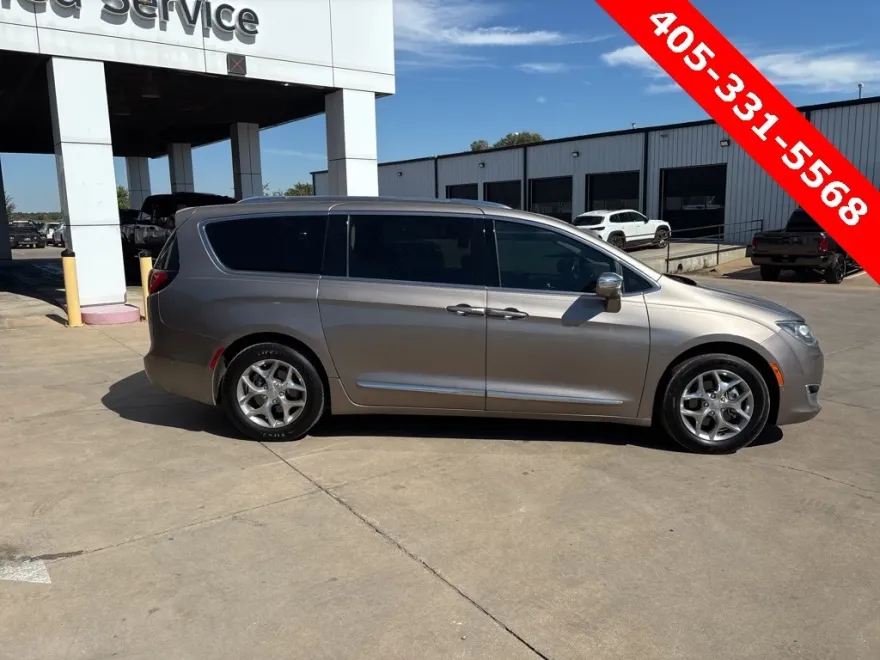 2017 Chrysler Pacifica Limited photo 1