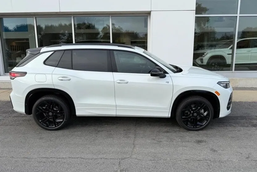 2025 Volkswagen Tiguan SE R-Line Black photo 1