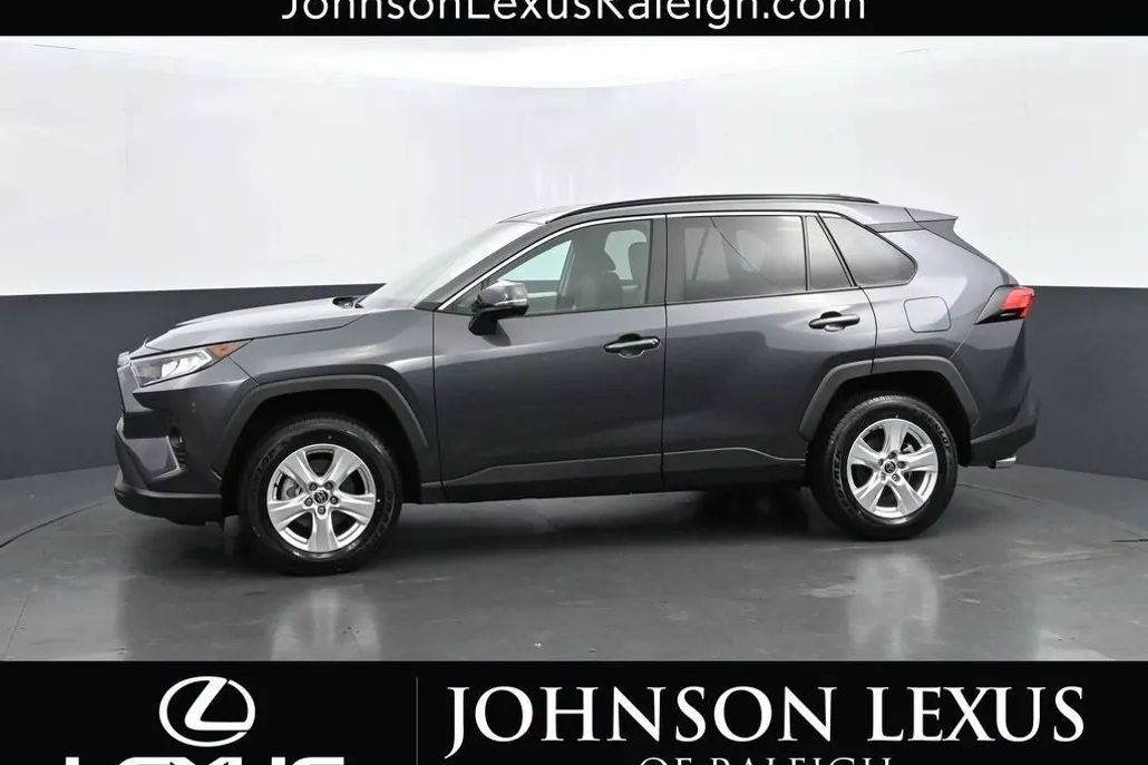 2021 Toyota RAV4 XLE photo 1