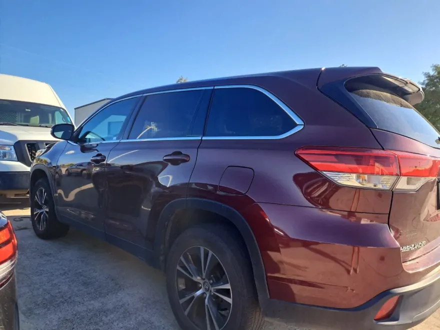 2019 Toyota Highlander LE photo 1