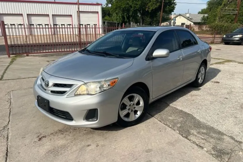 2011 Toyota Corolla LE photo 1