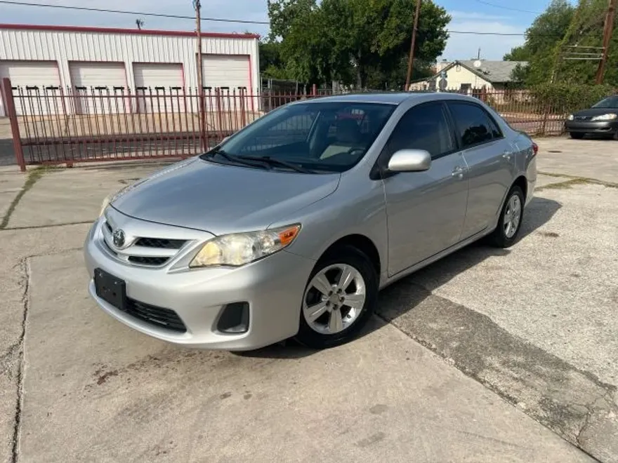 2011 Toyota Corolla LE photo 1