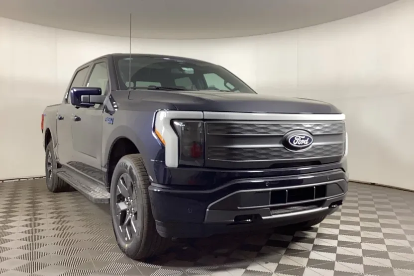 2025 Ford F-150 Lightning Lariat photo 1
