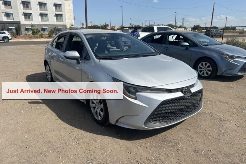 2022 Toyota Corolla LE photo 1