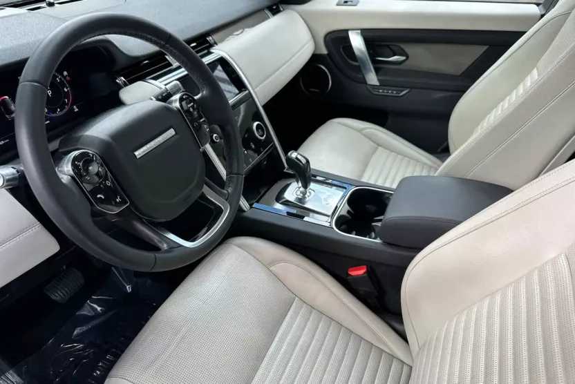 2020 Land Rover Discovery Sport SE photo 1