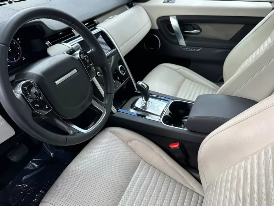 2020 Land Rover Discovery Sport SE photo 1