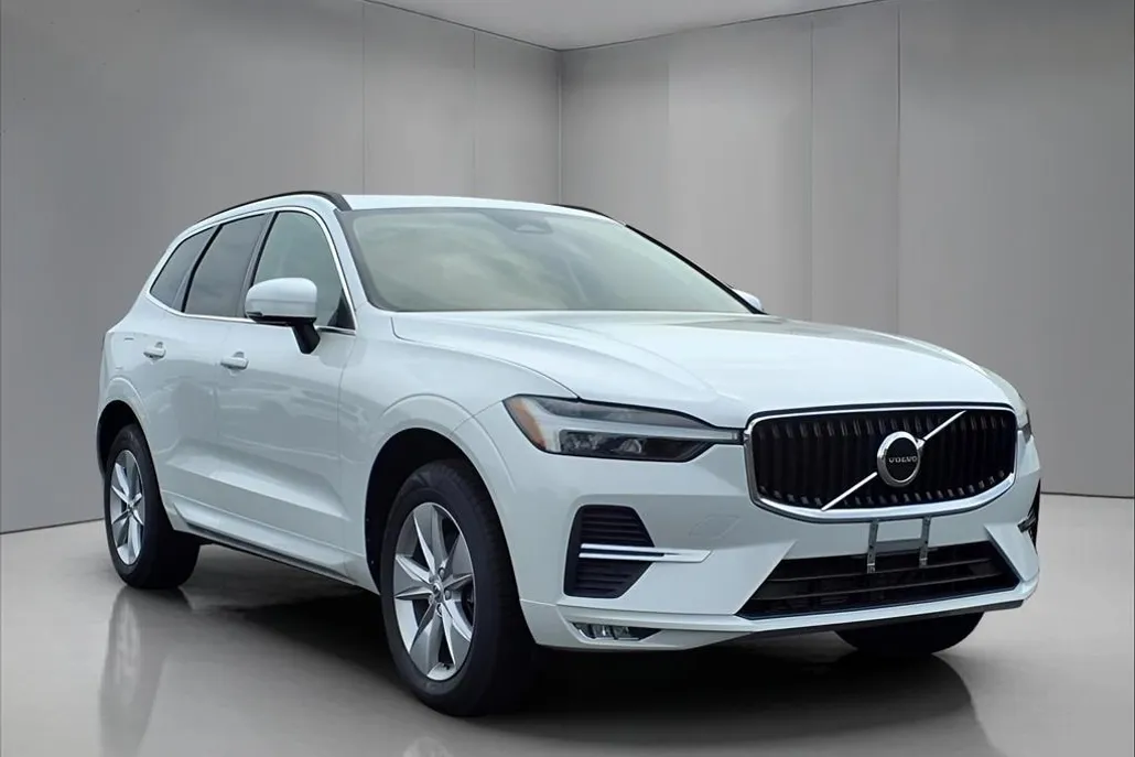 2022 Volvo XC60 B5 Momentum photo 1