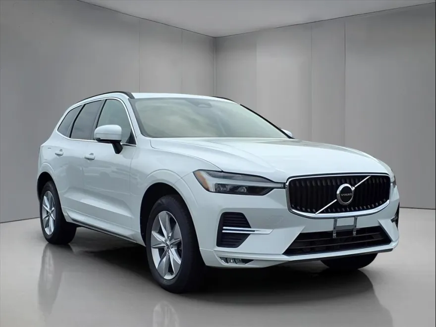2022 Volvo XC60 B5 Momentum photo 1