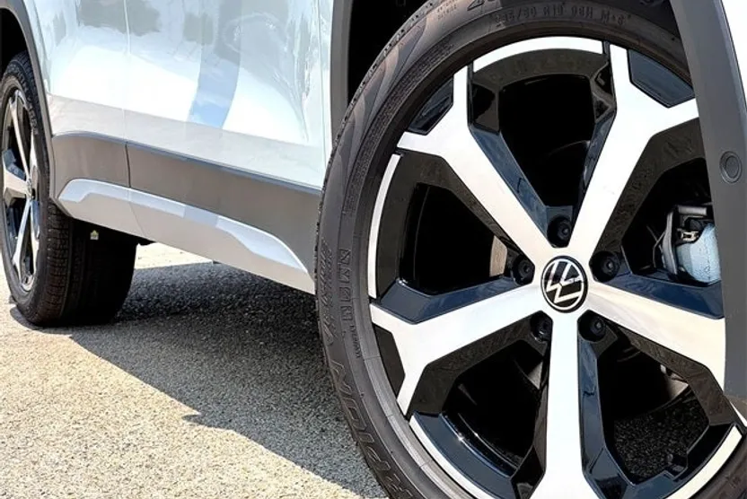 2025 Volkswagen Tiguan SE photo 1