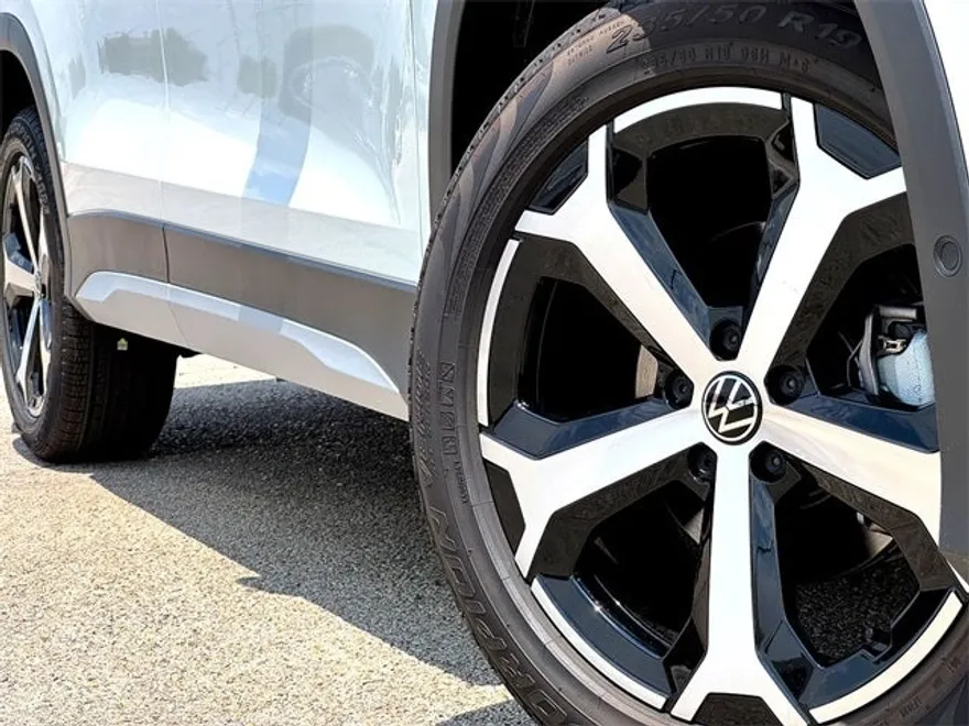 2025 Volkswagen Tiguan SE photo 1