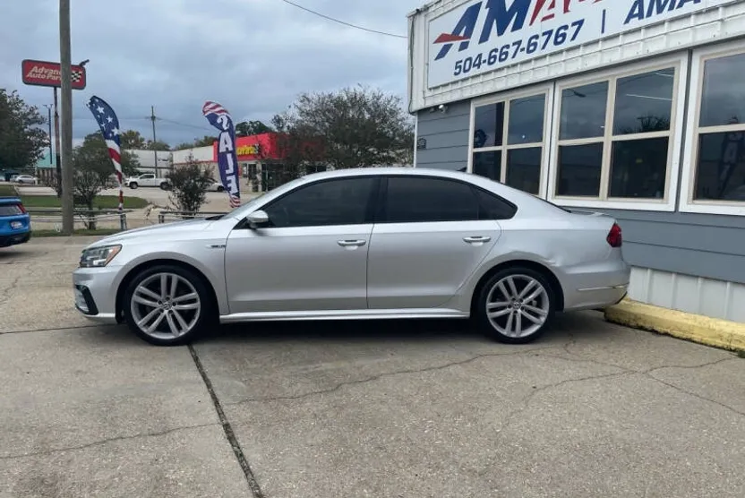 2018 Volkswagen Passat 2.0T R-Line photo 1
