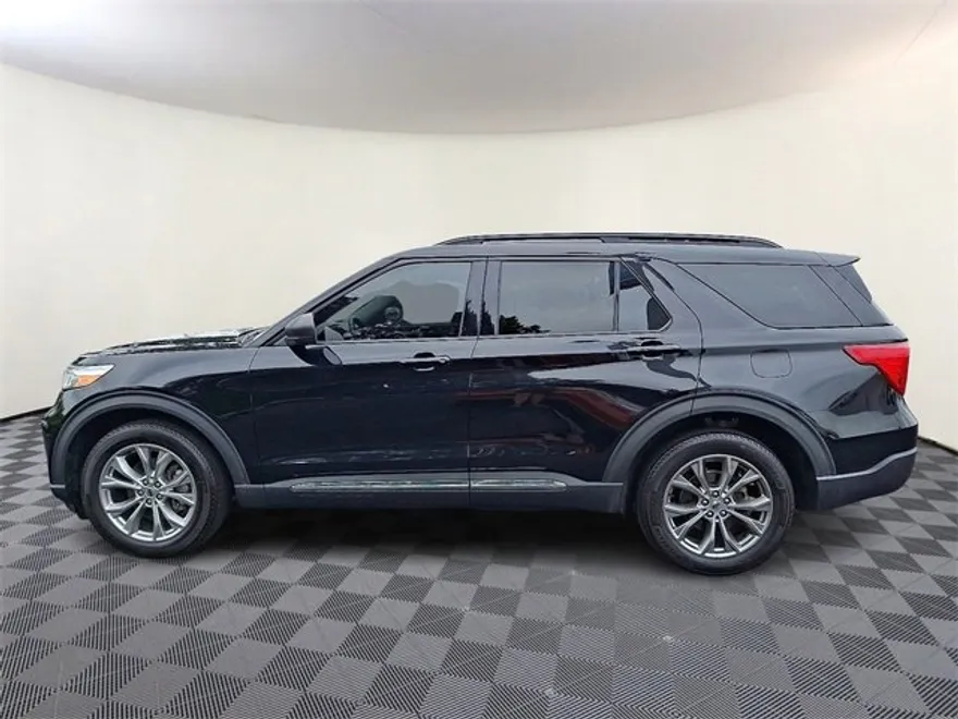 2022 Ford Explorer XLT photo 1