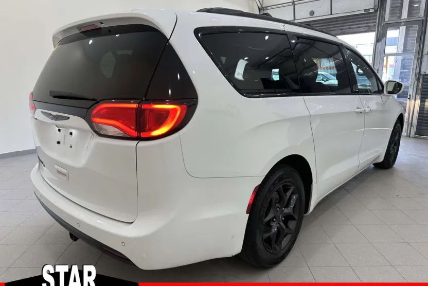 2018 Chrysler Pacifica Touring L photo 1