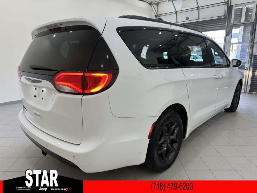 2018 Chrysler Pacifica Touring L photo 1