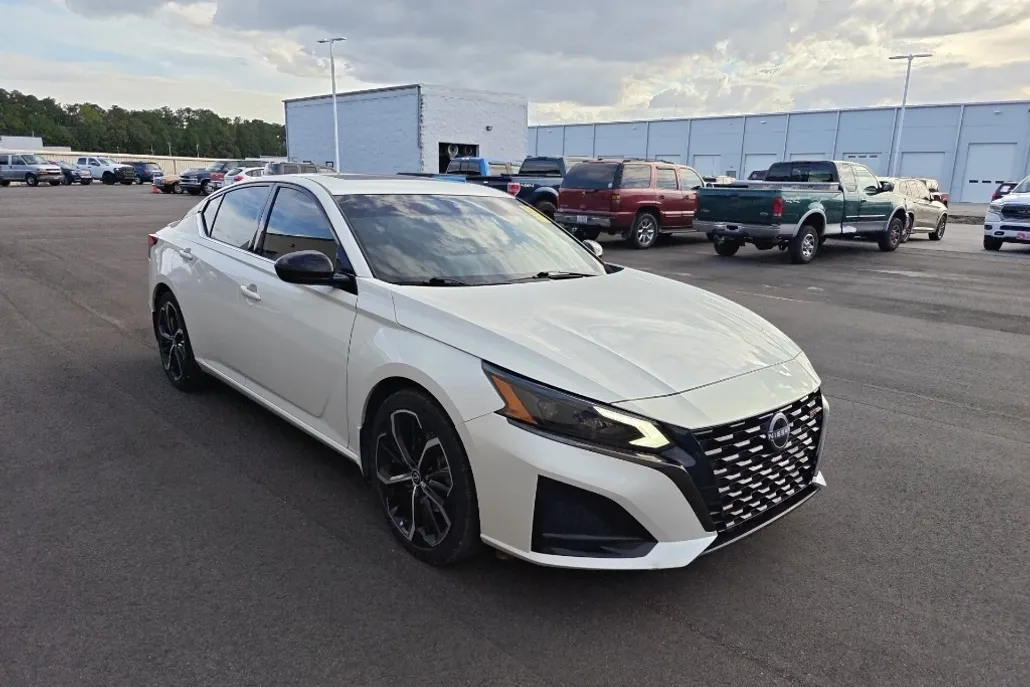 2023 Nissan Altima 2.5 SR photo 1