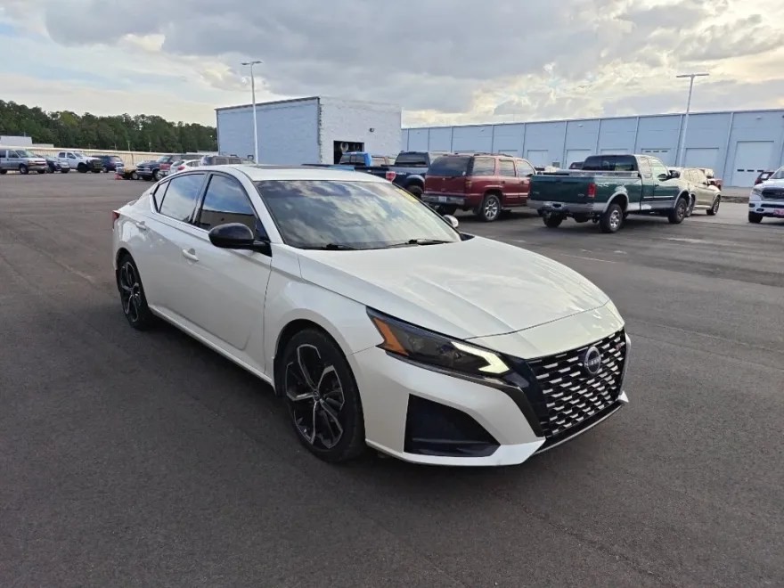 2023 Nissan Altima 2.5 SR photo 1