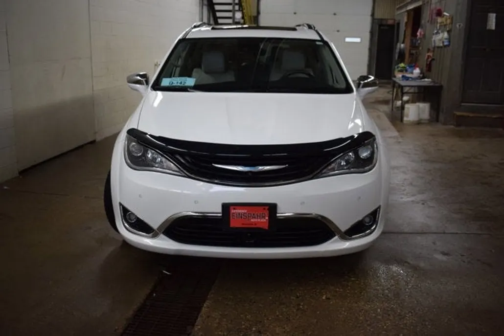 2017 Chrysler Pacifica Hybrid photo 1