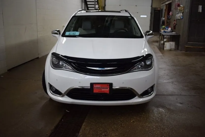 2017 Chrysler Pacifica Hybrid photo 1