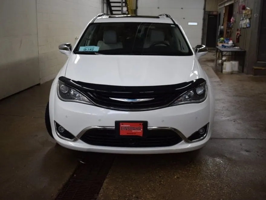 2017 Chrysler Pacifica Hybrid photo 1