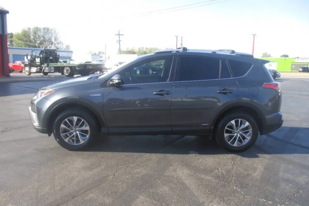 2016 Toyota RAV4 Hybrid XLE photo 1