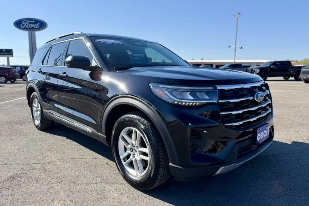 2025 Ford Explorer photo 1
